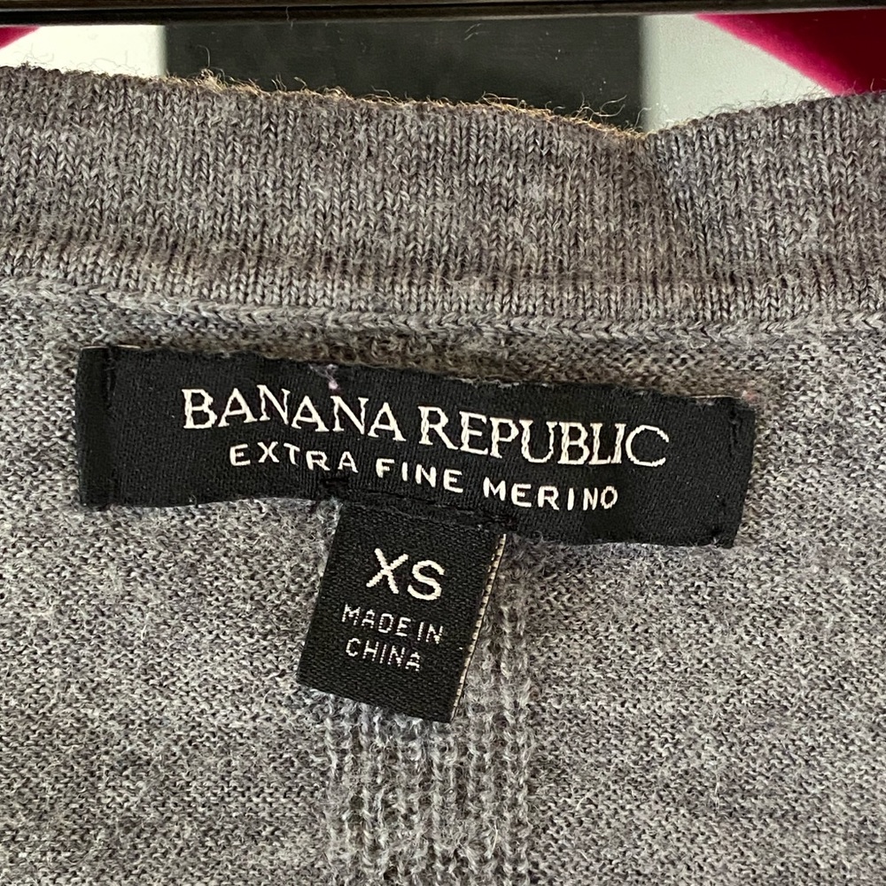 Banana Republic Gray V-Neck Sweater - Picture 3 of 4